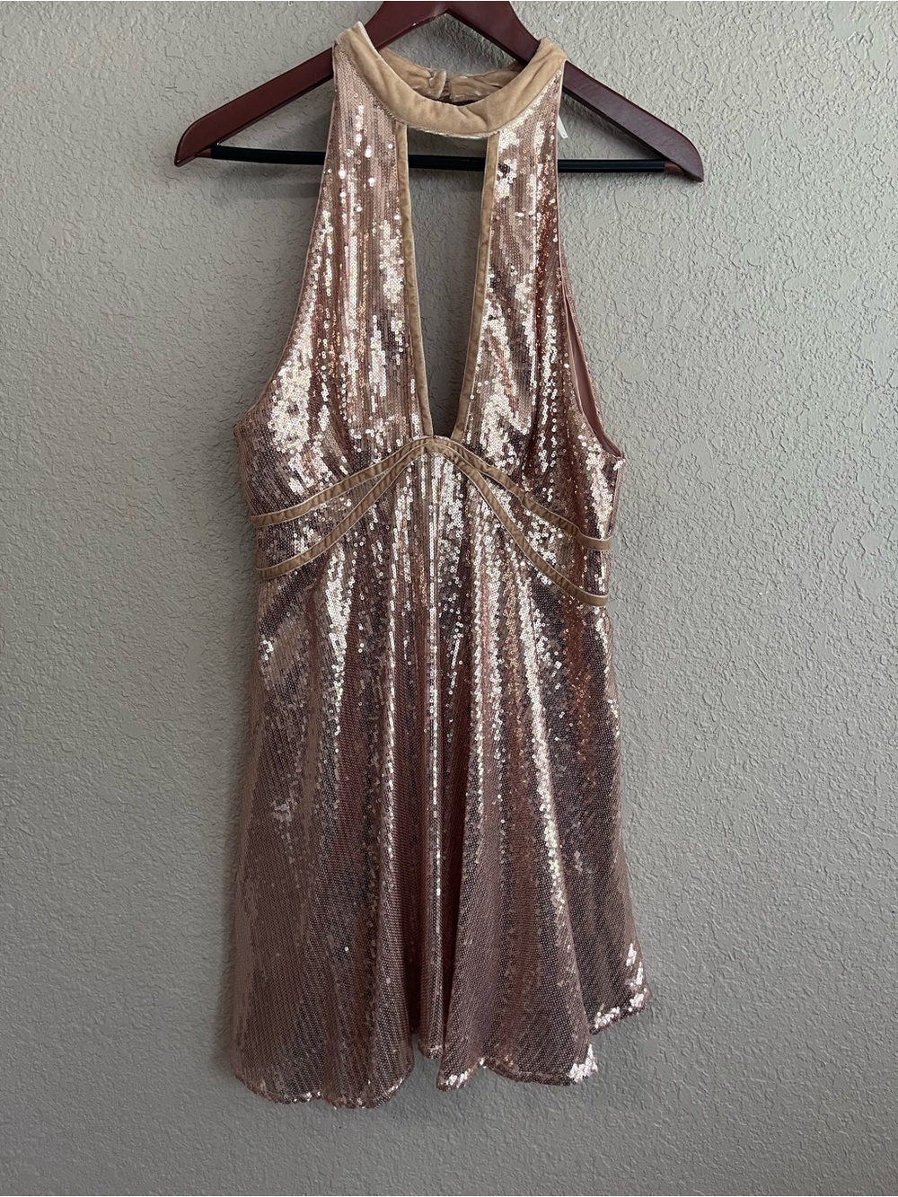 😎 Free People Film Noir Rose Gold Sequin Velvet Trim Halter Mini Dress - Size 8 - Picture 2 of 16
